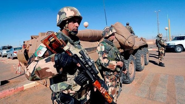 Cezayir ordusu teröristlere ait cephanelikleri imha etti