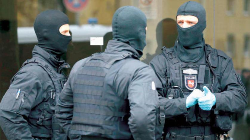 2 radikal Alman polisini evinin önünde tehdit etti