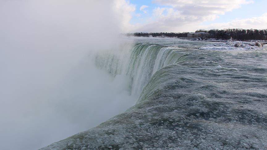 Niagara Şelaleleri’nden buz akıyor