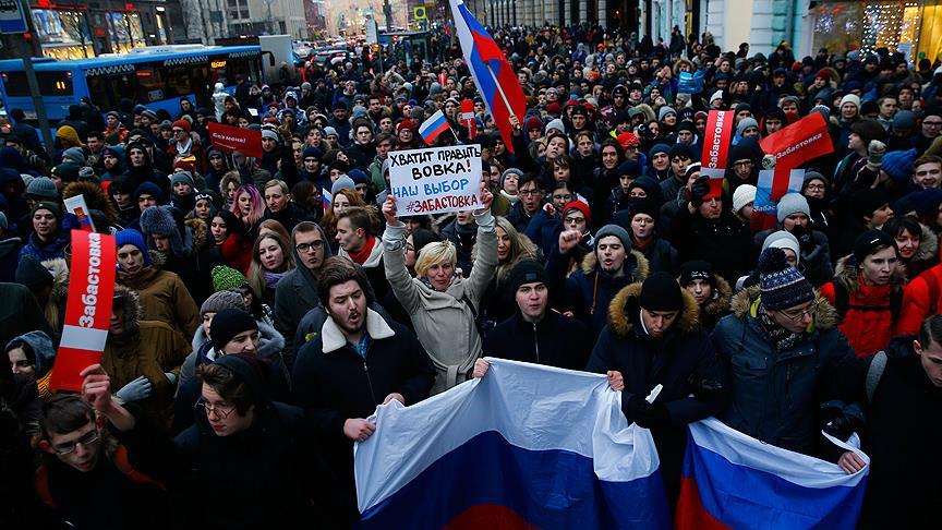 Rusya’da seçimleri protesto eden binlerce kişi sokaklara çıktı