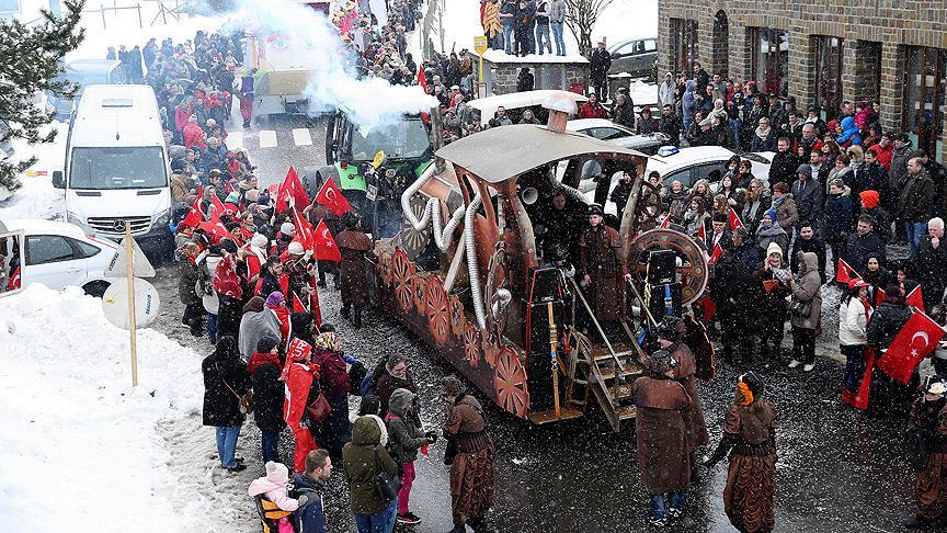 Belçika’nın ‘Türk köyü’nde karnaval coşkusu