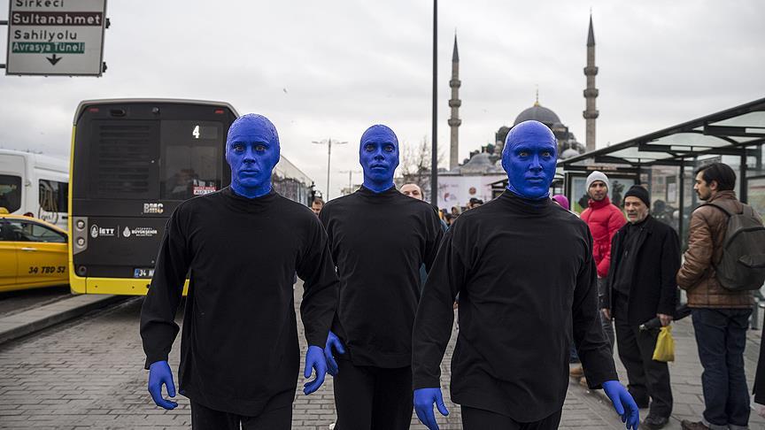 ‘Blue Man Group’ İstanbul sokaklarında