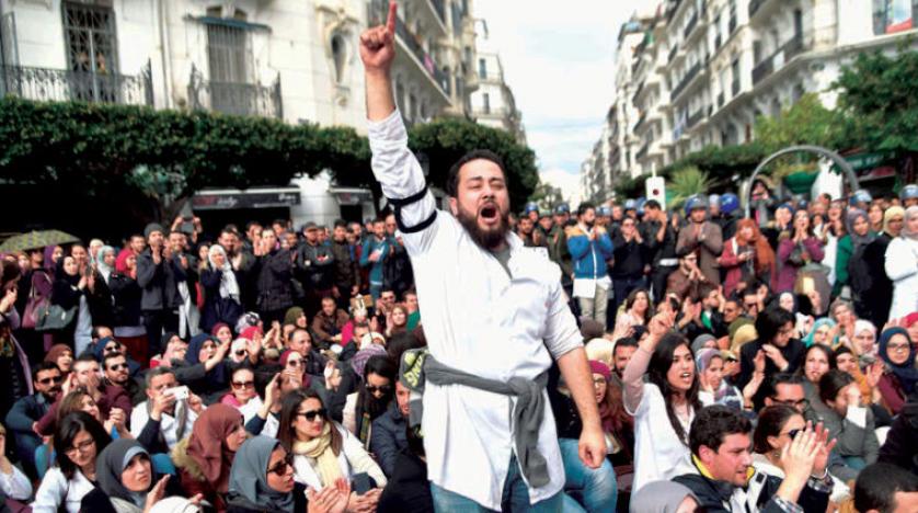 Cezayir’de bin doktor başkentteki gösterileri yasaklayan karara karşı çıktı