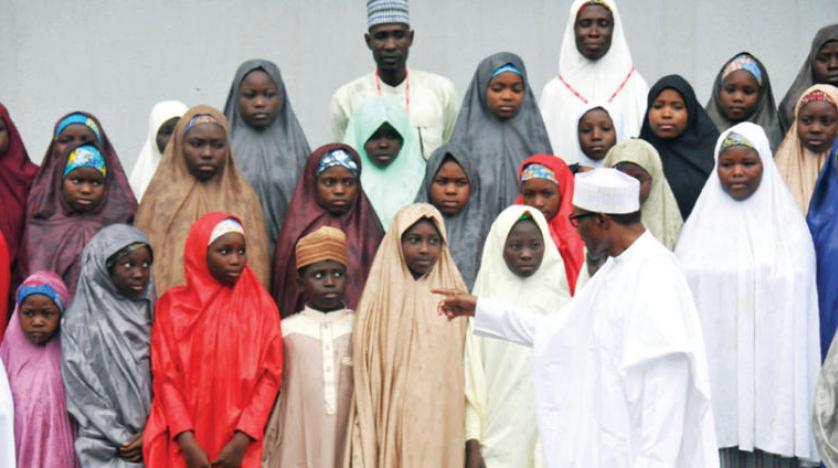 Nijerya Devlet Başkanı, Boko Haram’ın serbest bıraktığı kız öğrenciler ile bir araya geldi