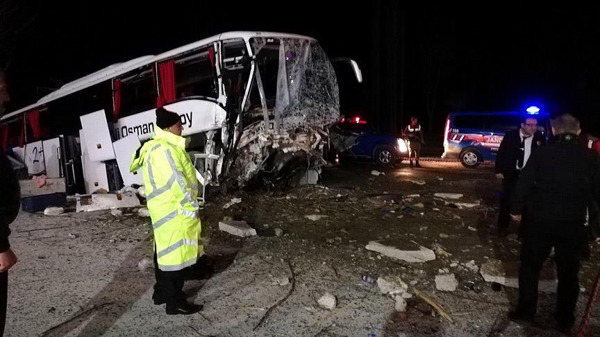Çorum’da otobüs ağaçlara çarptı: 2 ölü, 33 yaralı