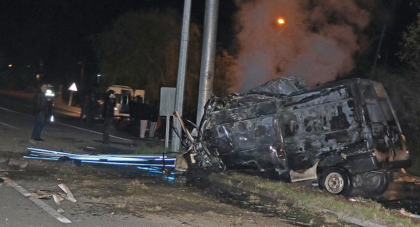 Iğdır’da aydınlatma direğine çarpan minibüs alev aldı: 17 ölü 36 yaralı