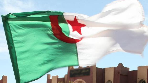 Cezayir’de ailesi silah bırakan terörist yetkililere teslim oldu
