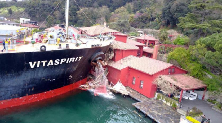 İstanbul Boğazı’nda gemi yalıya çarptı