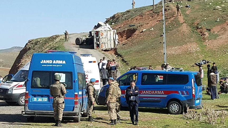 Kaçak göçmenleri taşıyan kamyon devrildi: 1 ölü, 30 yaralı