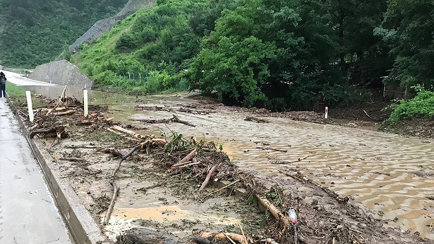 Bursa’da sağanak ve sel yol kapattı