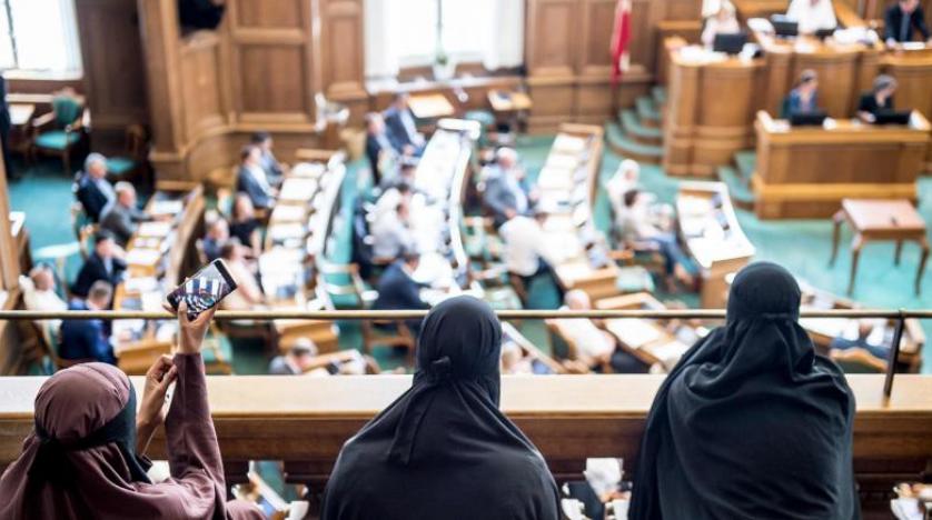 Danimarka’da kamuya açık alanlarda burka ve peçe yasaklandı