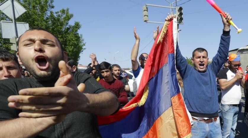 Ermenistan’da protestocular başkente giden yolları kapattı