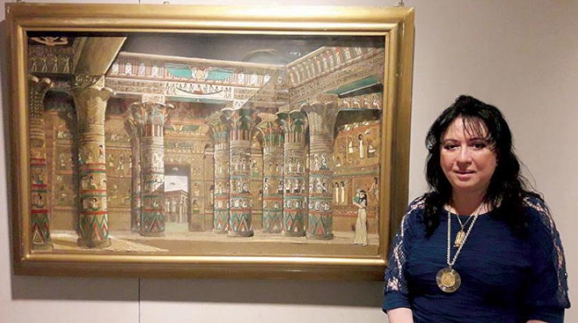 Mısırlı kadının kum taneleriyle kendine özgü sanat eserleri