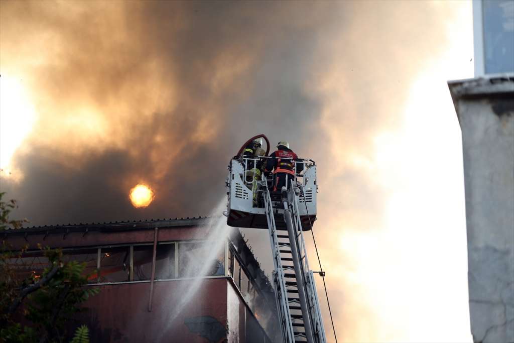 İstanbul Davutpaşa’daki fabrika yangını kontrol altına alındı