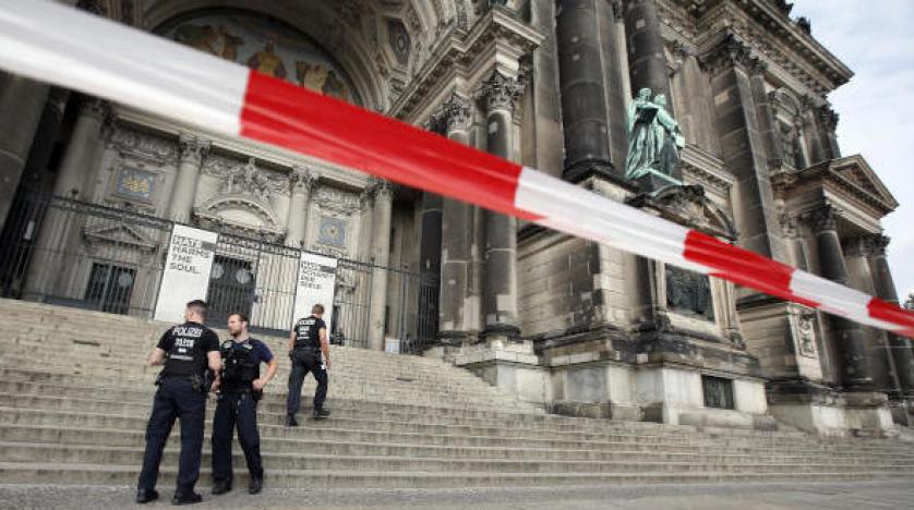 Almanya’da katedralde olay çıkaran kişiyi polis ateş ederek yaraladı