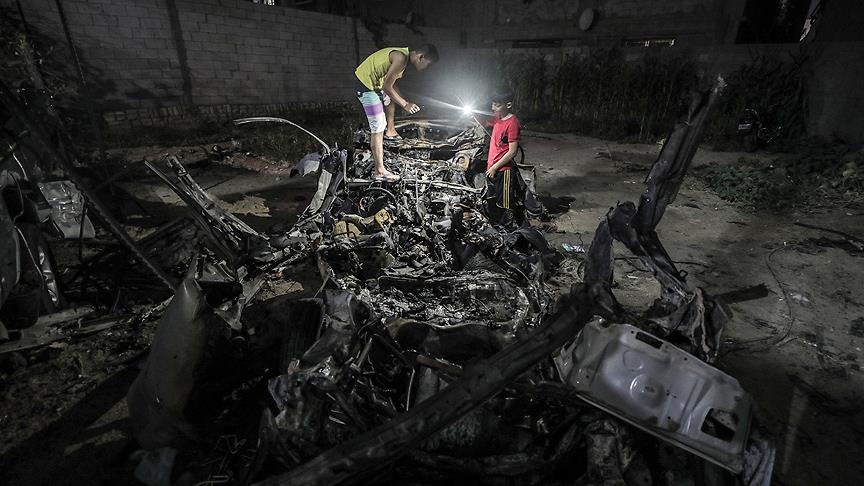 İsrail savaş uçakları Gazze’de ‘sivil aracı’ vurdu