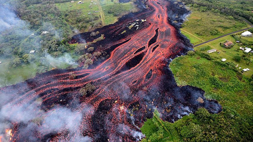 Hawaii’de lavlar 87 evi kül etti