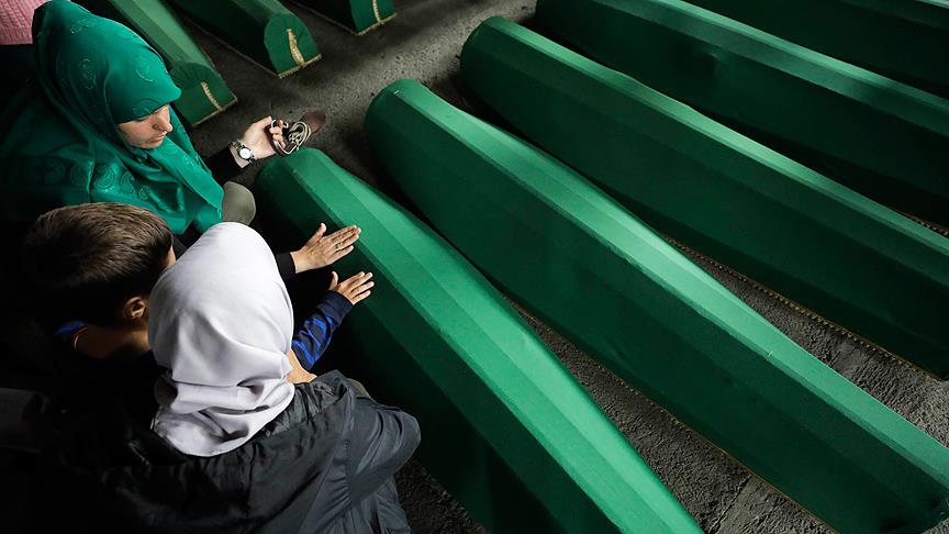 Srebrenitsa kurbanlarının cenazeleri Potoçari’ye ulaştı