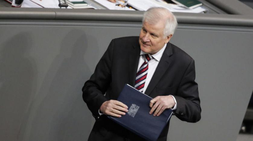 Almanya İçişleri Bakanı göç krizi nedeniyle istifa etti