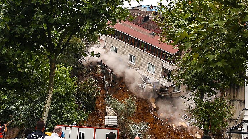 Beyoğlu’nda boşaltılan apartman çöktü