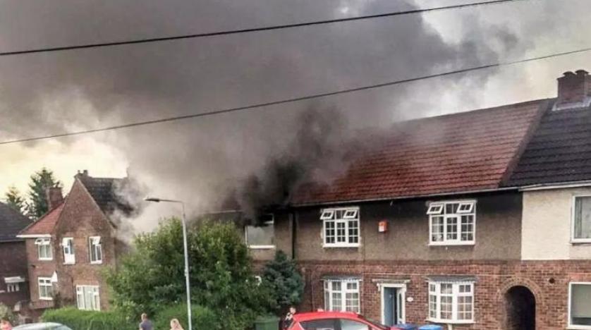 İngiltere’de bir tren istasyonu ve dört eve düşen yıldırım yangına neden oldu