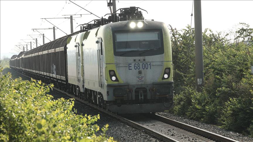 Tren kazasının yaşandığı hatta seferler devam ediyor