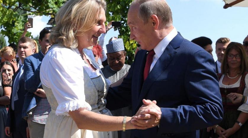 Avusturya Dışişleri Bakanı düğünde Putin ile yaptığı dansı savundu