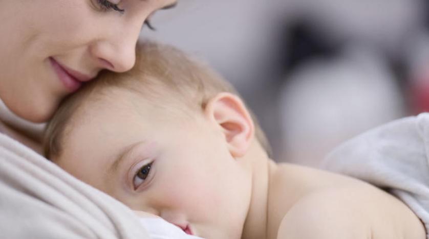 Doğumdan sonraki ilk saatlerde emzirmek bebeklerde erken ölüm riskini azaltıyor
