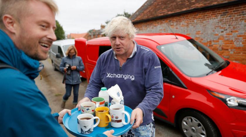 Peçe sorularına cevap vermeyen Boris Johnson’dan gazetecilere çay ikramı