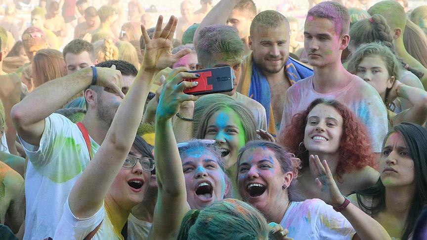 Sırbistan’da renk festivali düzenlendi