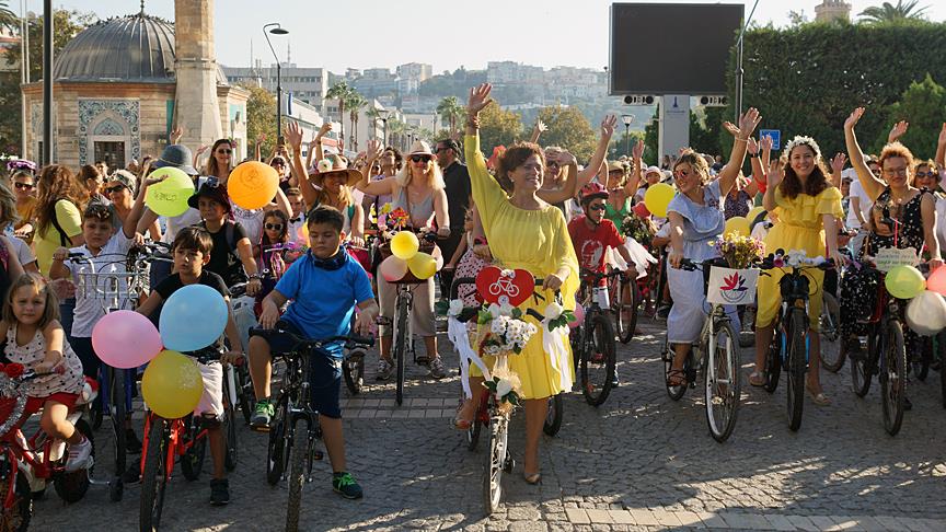 ‘Süslü Kadınlar Bisiklet Turu’ renkli görüntüler oluşturdu