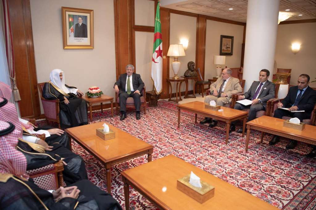 Rabıta Genel Sekreteri el-İsa, Cezayir Başbakanı ve Din İşleri Bakanı ile bir araya geldi