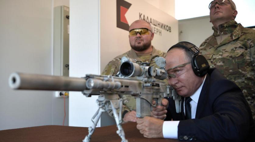 Putin Kalaşnikof’un yeni keskin nişancı tüfeğini test etti