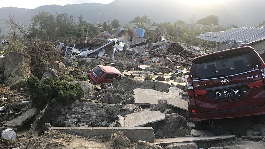 Endonezya’daki depremde ölü sayısı 2 bine yaklaştı