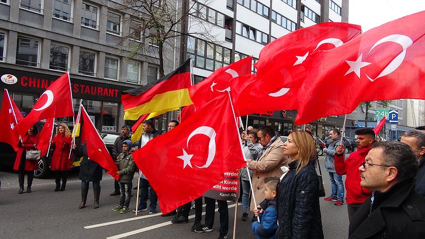 Almanya’da Türk çocukların hakları için gösteri