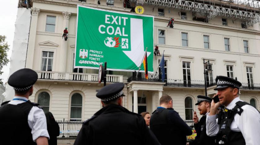 Almanya’nın Londra Büyükelçiliği önünde Greenpeace eylemi