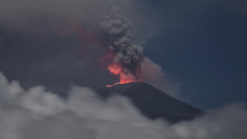 Anak Krakatau Yanardağı son 24 saatte 232 kez patladı