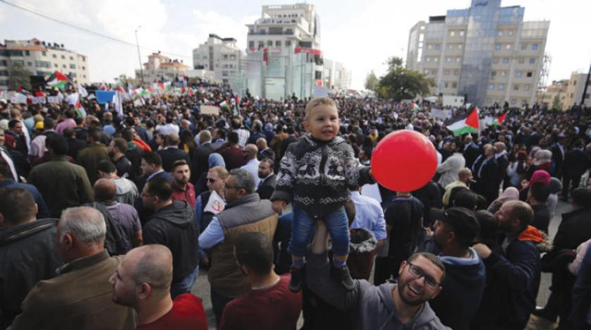 Binlerce Filistinli, sosyal güvenlik yasasını protesto etti