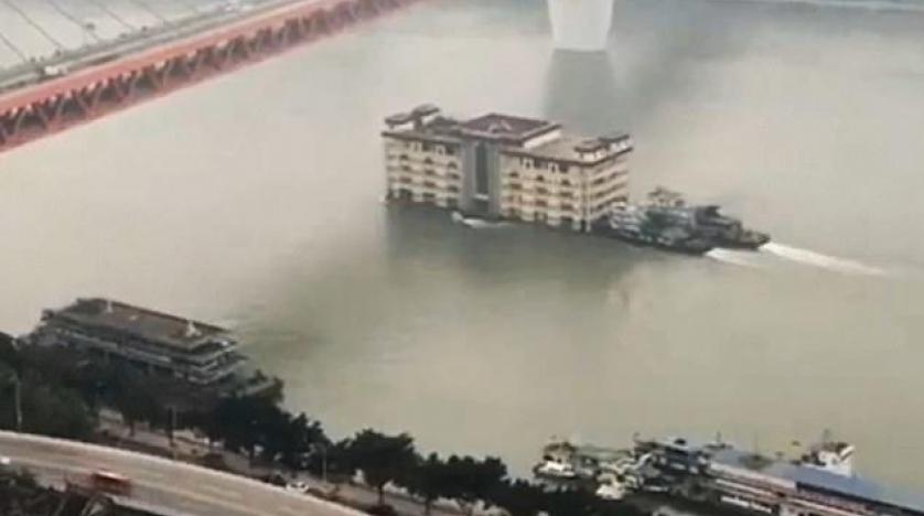 Çin’de 5 katlı bina Yangtze Nehri’nden geçti