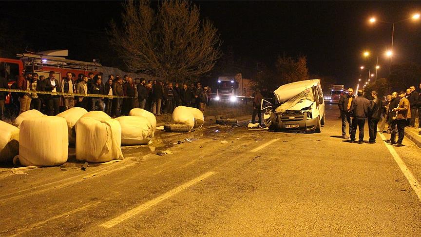 Afyonkarahisar’da minibüs traktöre çarptı: 1 ölü, 5 yaralı