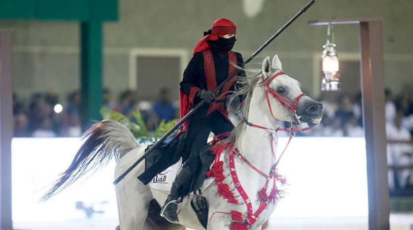 Suudi kadın sporcu at üstünde cirit atma hünerini sergiledi