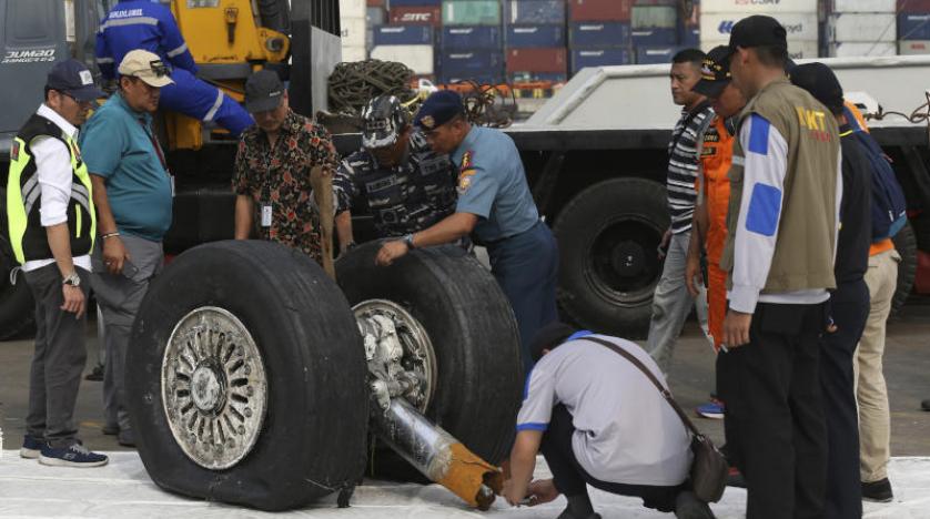 Endonezya’da düşen uçağın enkaz görüntüleri yayınlandı