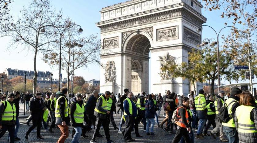 Fransa’da ‘Sarı Yelekliler’in akaryakıt vergisi protestoları başladı