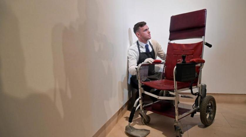 Hawking’in tekerlekli sandalyesi 393 bin dolara satılacak